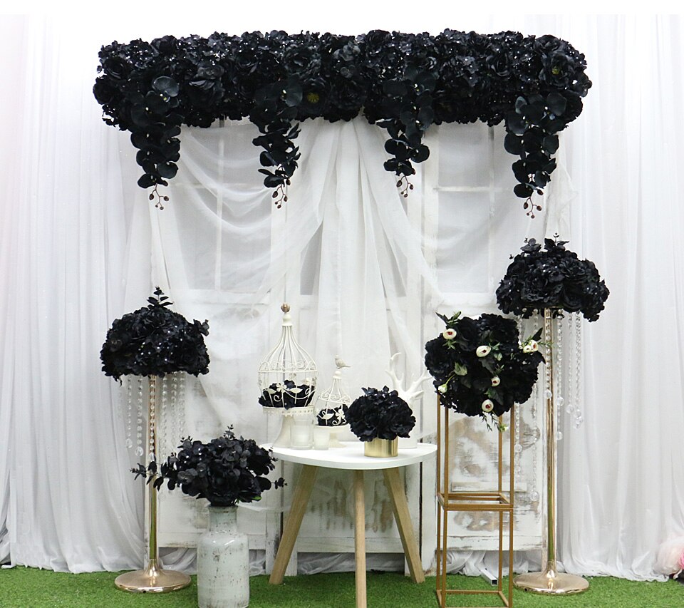 black gold and red wedding decor9