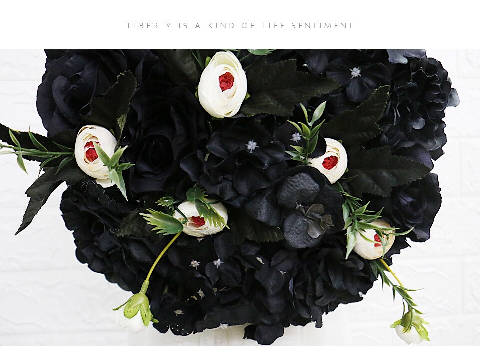 black gold and red wedding decor4
