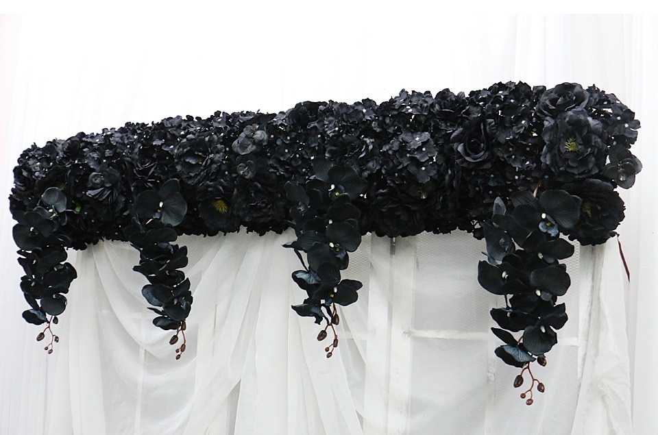 black gold and red wedding decor10